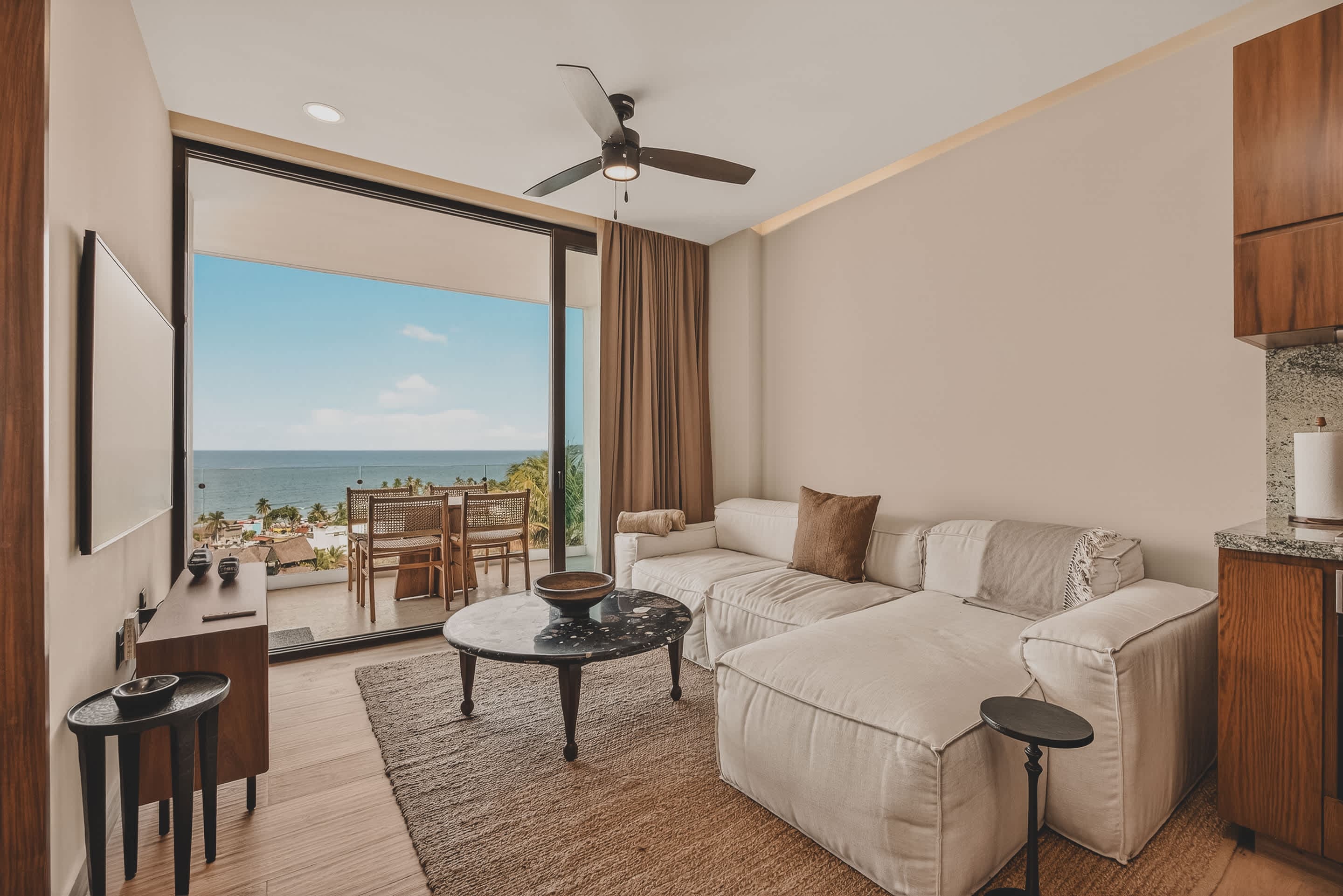 Casa Tranquila 2BR Ocean View Gem w Rooftop Pool — photo 1