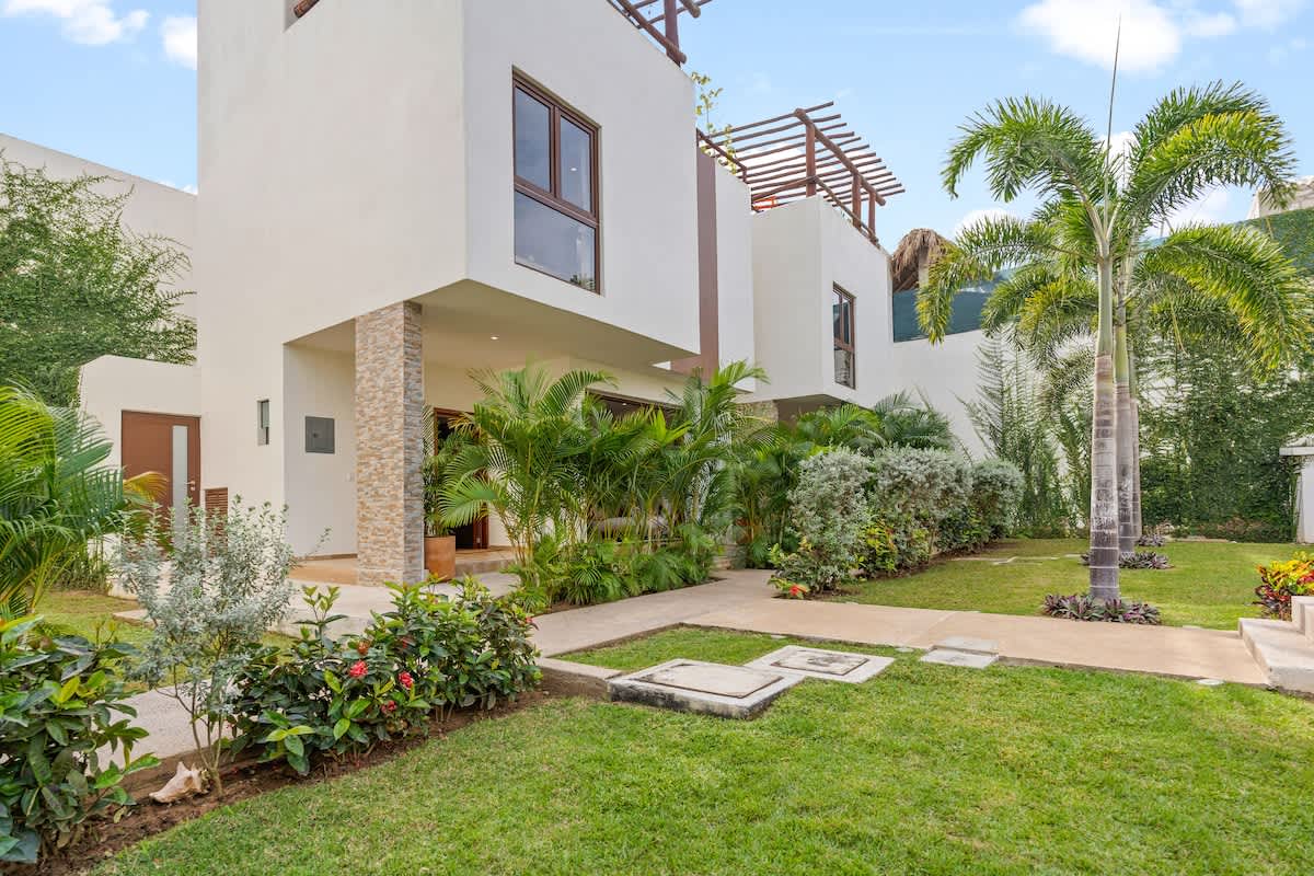 Tranquil Jungle Retreat: Pool, Bikes, Walk to Town — photo 5